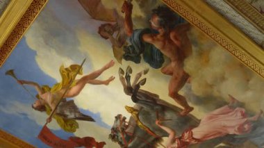 Paris 'teki bir barok sarayında altın çerçeveli, zarif klasik mimari ve sanatın sergilendiği mitolojik bir sahneyi tasvir eden tarihi tavan freski. Sadece editör kullanımı.