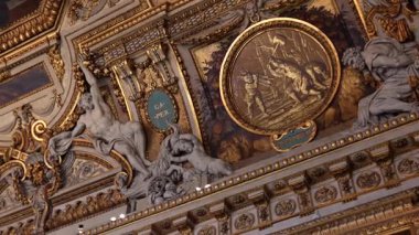 1 Haziran 2025 'te Paris' te tarihi bir saray ya da müze içinde altın kaplama, heykeller ve boyalı paneller bulunan gösterişli barok tavan. Sadece editör kullanımı.