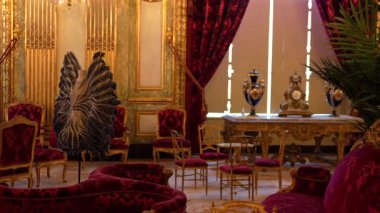 Kırmızı kadife koltuklar, süslü altın duvarlar, avizeler ve Paris 'teki klasik saray dekorasyonu ile lüks barok tarzı iç dekorasyon zarif bir tarihi mimari sergiliyor. Sadece editör kullanımı.