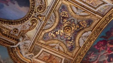1 Haziran 2025 'te çekilen klasik sanat ve dekorasyonun sergilendiği tarihi saray binasında mitolojik figürler ve altın süslemelerle dolu barok tavan freski. Sadece editör kullanımı.