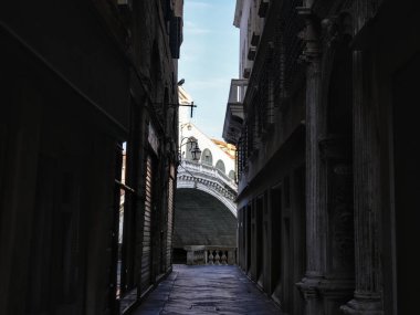 Venedik 'teki ünlü Rialto Köprüsü manzaralı sokak.