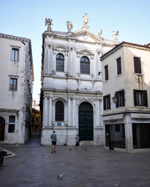 Beyaz cepheli eski Venedik mimarisi ve sabah ışığında boş bir meydan