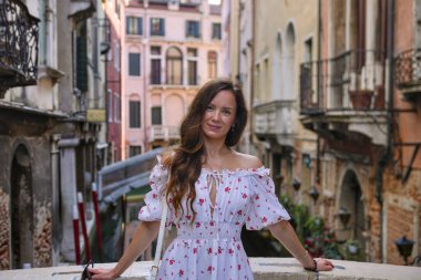 Venedik köprüsünde beyaz elbiseli mutlu genç kadın 