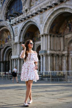Saint Marks Basilica yakınlarında gülümseyen turist Venedik İtalya 