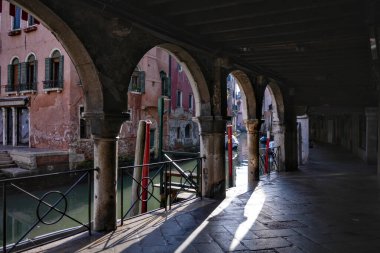 Kanal kenarında ışık ve gölgeli eski Venedik atari salonu