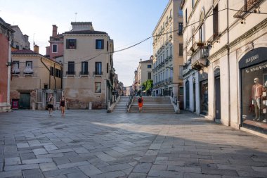 İtalya Venedik 'te eski binaları olan boş bir taş sokak. 
