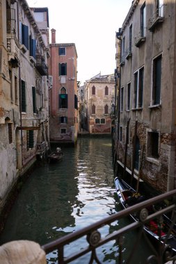 Venedik 'te tekneleri olan sakin kanallar boyunca tarihi Venedik evleri