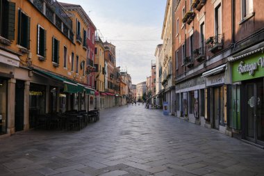 29 Haziran 2025 'te Venedik' te boş bir cadde. Kapalı dükkanlar ve eski binalar. Sadece editörler kullanıyor.