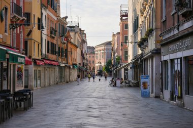 Venedik İtalya 'da 29 Haziran 2025' te renkli binalar ve kapalı dükkanlar ile boş bir cadde.