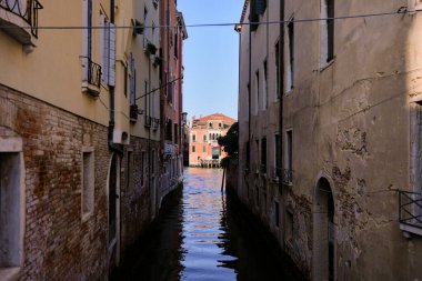 Venedik İtalya 'da eski duvarlarla çevrili huzurlu bir su yolu. 
