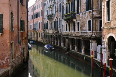Venedik İtalya 'sında Venedik mimarisi olan manzara kanalı