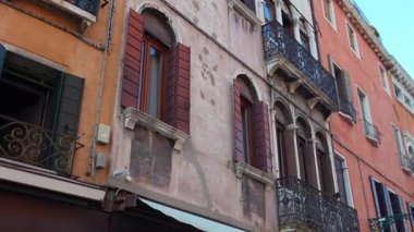 İtalya Venedik 'te işlenmiş demir balkonlu tarihi bina cephesi