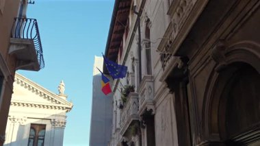 Bayrakları ve balkonları olan tarihi Venedik binası 