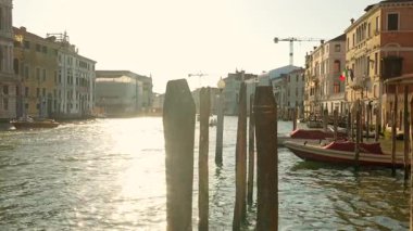 Gün batımında Venedik gondol rıhtımında manzaralı Büyük Kanal