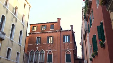 Venedik sokaklarının ve mimarisinin manzarası