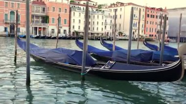 Gondollar renkli binalarla Büyük Kanal 'a kenetlendi.