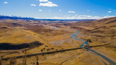 Nehir ve gölü olan güzel bir manzara.