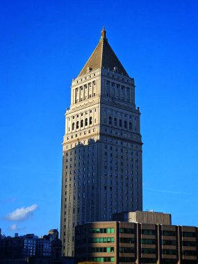 Dikdörtgen şeklinde ve piramit çatısı ile taçlandırılmış hafif taş cepheli yüksek bir bina. Simetrik pencereler ve dekoratif öğeler muazzam görünümüne zarafet ekler..