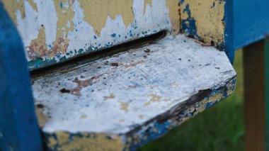 Eski Ahşap Arı Kovanı Girişi 'ne yakın plan. 