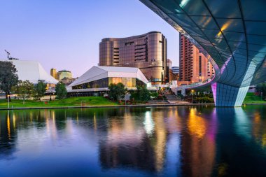 Adelaide 'deki Torrens Nehri' nin kıyısındaki gece ışıklarının görüntüsü.