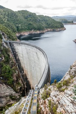 Gordon Nehri Barajı, Gordon Nehri 'nin sularını tutuyor. Tazmanya 'daki en yüksek barajdır..
