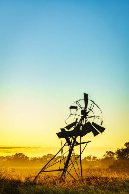 Eski yel değirmeni, koyun ve sığırları izlemek için yeraltı suyu pompalamak için kullanılıyordu. Şimdi kırık ve geçmiş çağın bir parçası..
