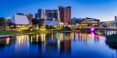 Adelaide 'deki Torrens Nehri' nin kıyısındaki gece ışıklarının görüntüsü.