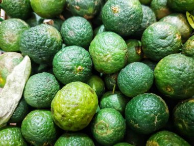 bir Pazar taze yeşil avokado