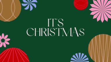 Noel ağacı dallarıyla Noel çelengi