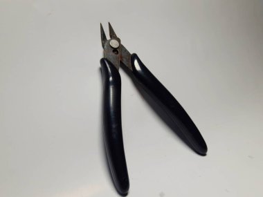 Beyaz arkaplanda makas.