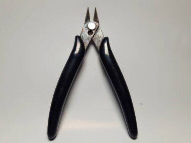 Manikür için metal pense..