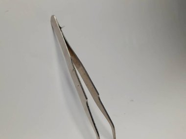 Beyaz arka planda bir bıçağın yakın plan görüntüsü.