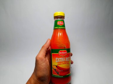 Serang, Banten, Endonezya - 20 Aralık 2024: Küçük kırmızı markalı kırmızı biber. Serang, Banten, Endonezya 20 Aralık 2024