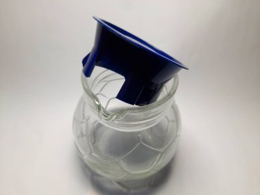 Gri arka planı olan boş plastik şişeler.