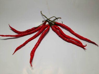 Beyaz arka planda kırmızı kırmızı kırmızı biber