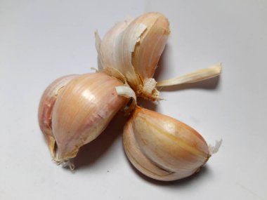 Beyaz arka planda taze sarımsak. yakın - yakın görünüm