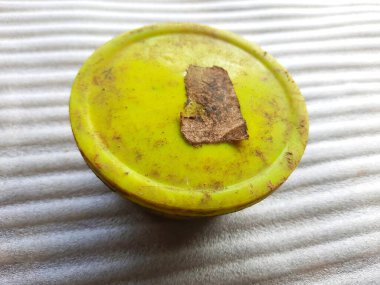 Yeşil ve siyah bir çaya yakın.