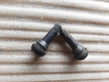 Masanın üzerinde metal vida