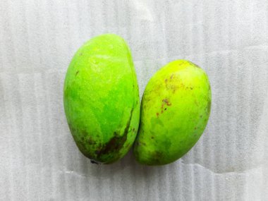 Beyaz arkaplanda yeşil mango