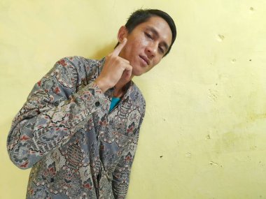 Sakallı, mavi gömlekli ve siyah ceketli genç bir adam.