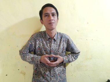 Batik jestli Endonezyalı adamlar