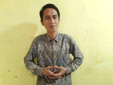 Batik 'li Endonezyalı geleneksel adam