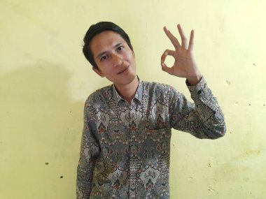 Gözlüklü Asyalı erkek.