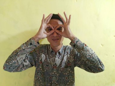 Gözlüklü Asyalı erkek.