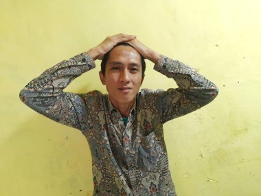 Gözlüklü Asyalı erkek.