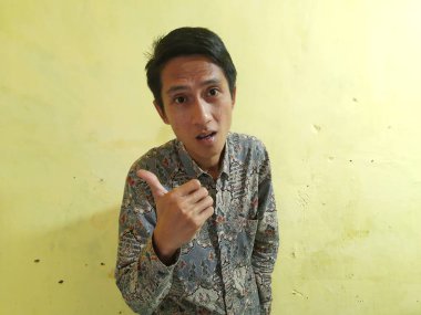 Gözlüklü Asyalı erkek.