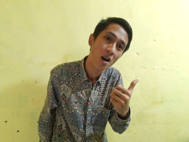 Gözlüklü Asyalı erkek.