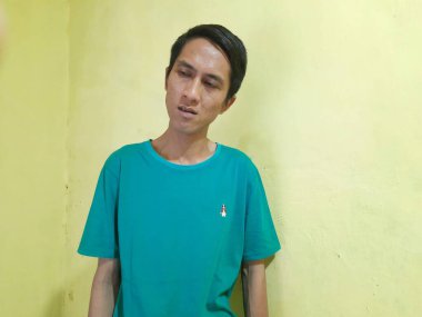 Gözlüklü Asyalı erkek.