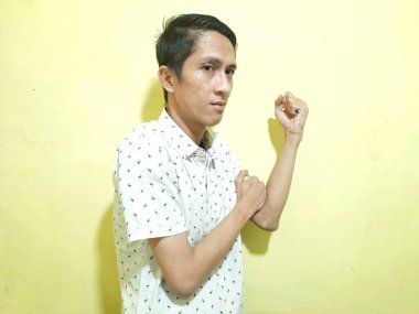 Gözlüklü Asyalı erkek.