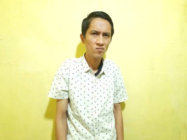 Gözlüklü Asyalı erkek.